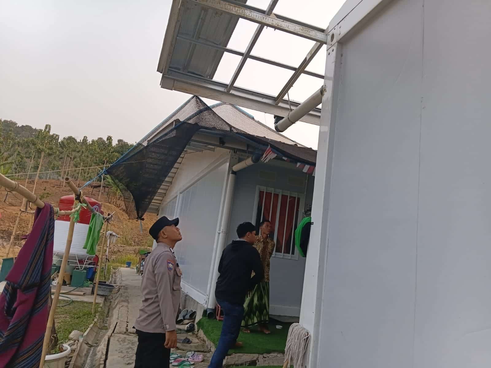 Polsek Jatinegara Respons Cepat Tangani Dampak Puting Beliung di Huntara Desa Capa
