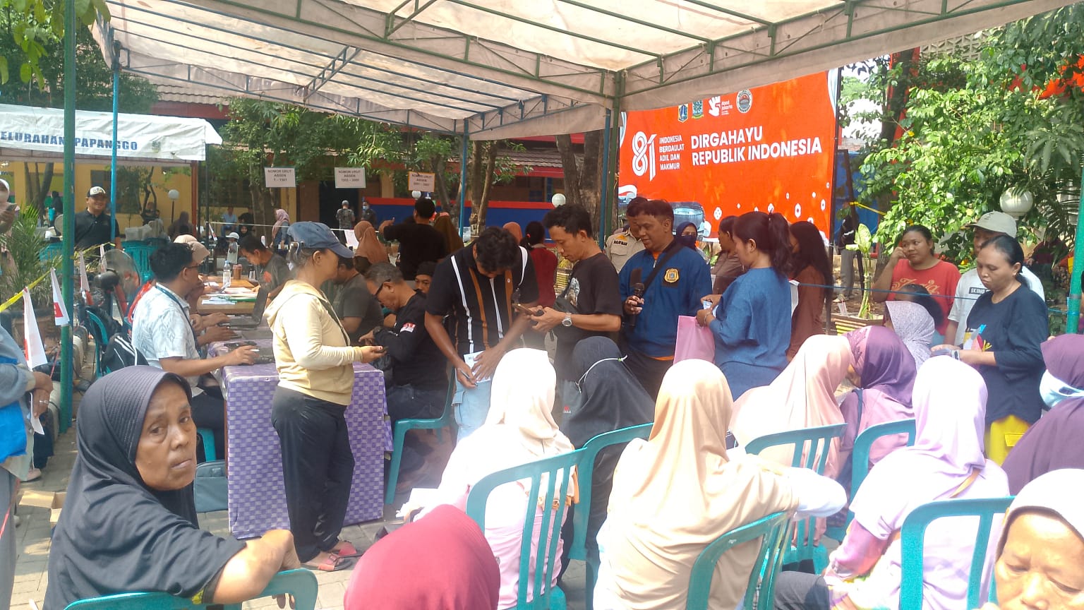 Warga Empat RW di Kelurahan Papanggo Berbondong-bondong Ambil Bantuan Beras Bulog