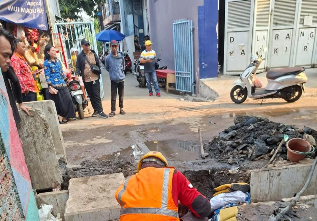Lurah Rawa Badak Utara Tinjau lokasi Keluhan Warga Tentang Proyek Perumahan Jakut Diduga Ceroboh Rusak Pipa PAM