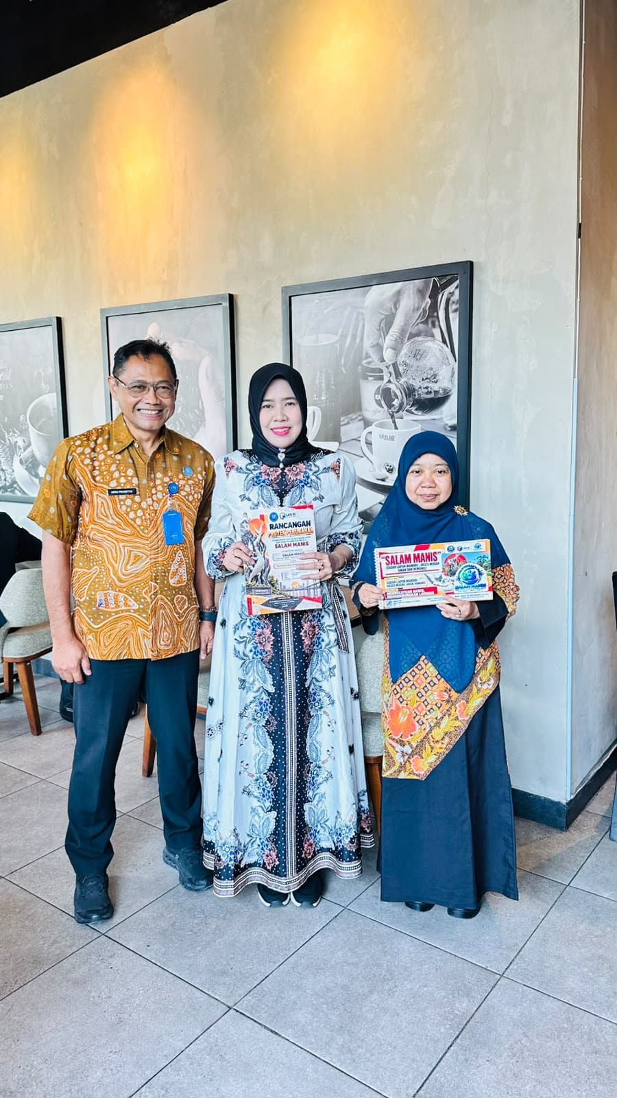 Komitmen bersama Wani Lawan Narkoba Rafika Duta Anti Narkoba & Kepala BNN Kota Surabaya & dr Zuhrotul Mar’ah Anggota DPRD Surabaya