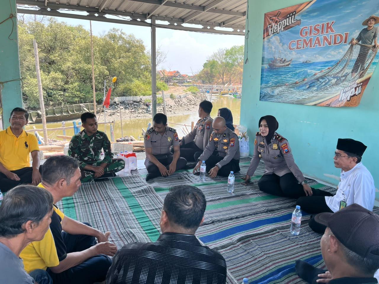 Polisi Bersama Masyarakat Kapolsek Sedati Kunjungi Kampung Nelayan Gisik Cemandi