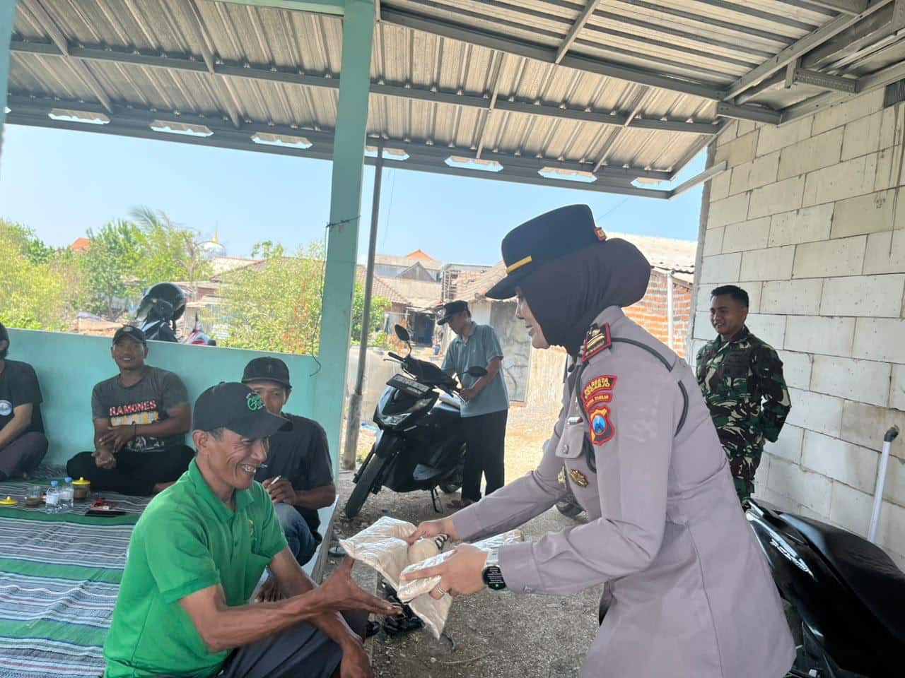 Polisi Bersama Masyarakat Kapolsek Sedati Kunjungi Kampung Nelayan Gisik Cemandi