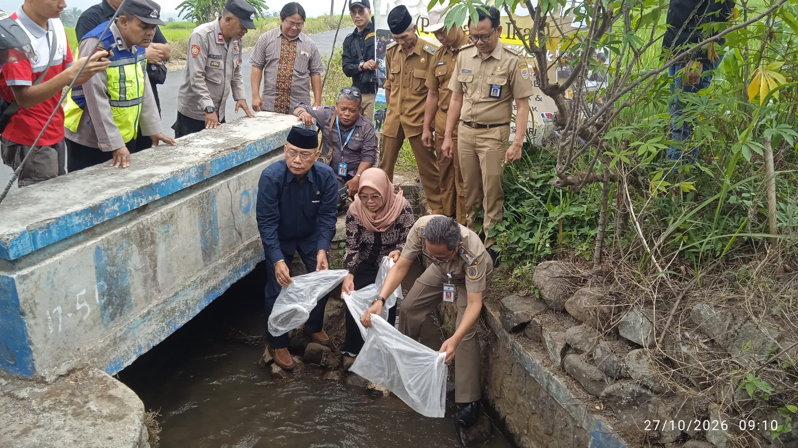 Komisi II DPRD Brebes Tebar 213.700 Benih Ikan Air Tawar di Tujuh Lokasi